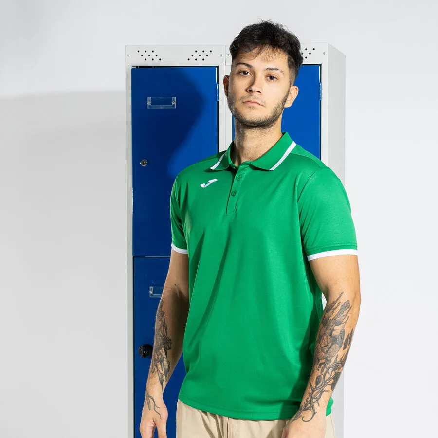 Combi Premium Polo — Grün-Weiss in Grün-Weiß, Am Modell