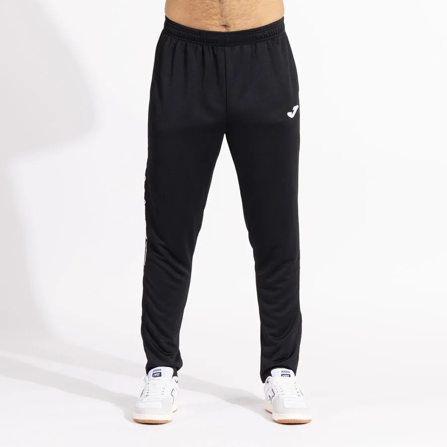 Olimpiada Pant — Schwarz in Schwarz, Am Modell