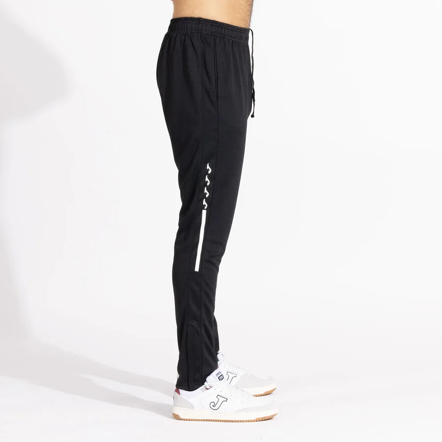 Olimpiada Pant — Schwarz in Schwarz, Am Modell