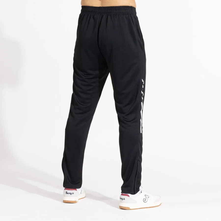 Olimpiada Pant — Schwarz in Schwarz, Am Modell